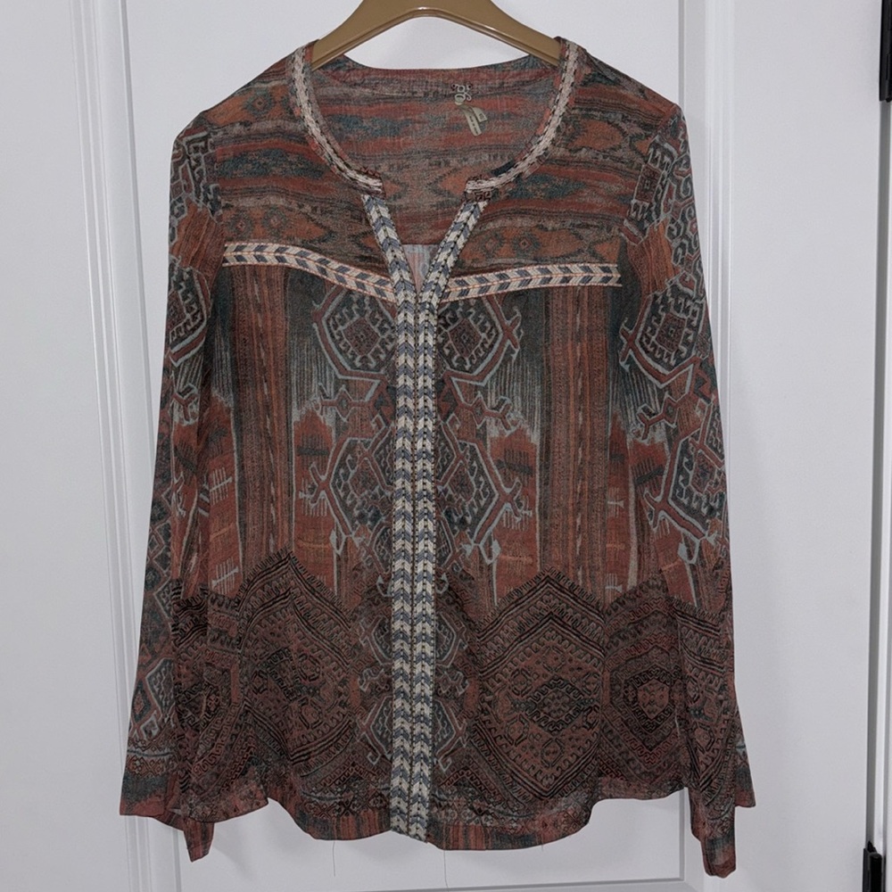Gimmicks by BKE Buckle top. Size Small. Lightly worn.